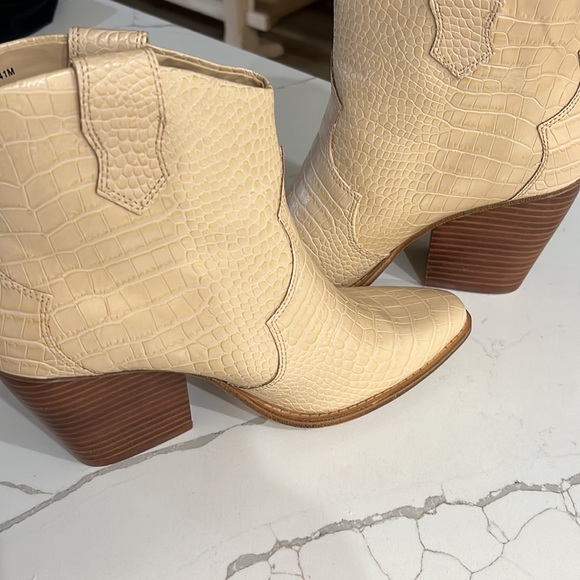 Chinese Laundry Bonnie Croc Print Tan Heeled Boots 10 - Picture 9 of 11